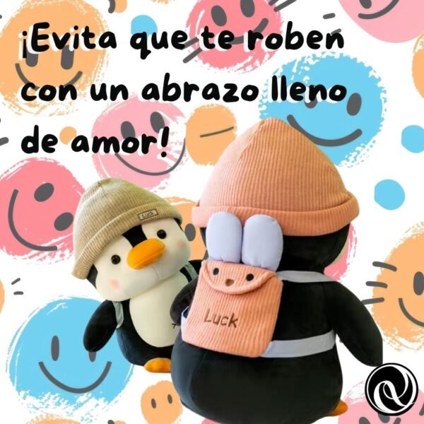 Peluche Pinguino Luck con Mochila y con Gorro: Tu Compañero Perfecto Aventuras y para Dormir