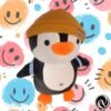 Peluche Pinguino Luck con Mochila y con Gorro: Tu Compañero Perfecto Aventuras y para Dormir