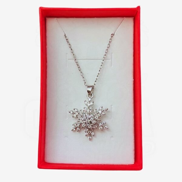 Collar de Acero Inoxidable con Colgante de Flor Giratoria y Circonita – Diseño Geométrico en Dorado para Mujer Copo de nieve Plata Collar de Acero Inoxidable con Colgante de Flor Giratoria y Circonita – Diseño Geométrico en Dorado para Mujer