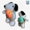 Peluche Snoopy con Overol y Mochila Anti Estrés con Efecto Respiración y Luz 40 cm y 60 cm